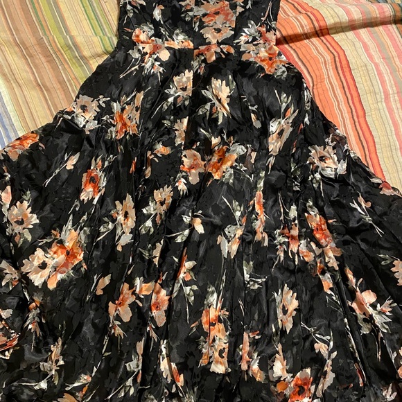 Black dress with flowers for event - size small - beautiful - Picture 3 of 7
